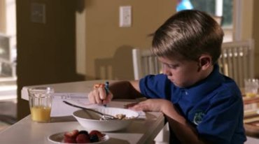 外国家庭温馨氛围小孩用餐学习画面视频素材