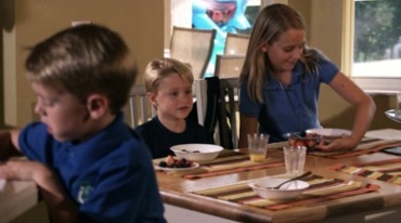 外国家庭温馨氛围小孩用餐学习画面视频素材