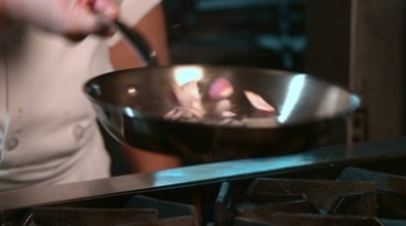 厨师炒洋葱颠锅翻炒做西餐视频素材