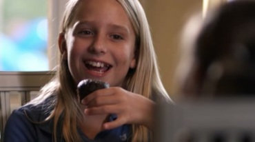 外国小女孩开心谈笑吃蛋糕视频素材
