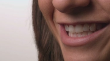 女子微笑露牙表情特写镜头视频素材