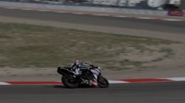摩托机车赛场里压弯特写镜头视频素材