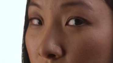 女人面部皮肤粗糙黯淡眼睛注视特写镜头视频素材