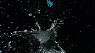 水球爆裂灌水的气球扎破爆炸高速摄影机拍摄视频素材
