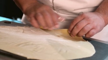 厨师做面食面饼卷起来视频素材