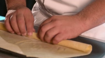 厨师做面食面饼卷起来视频素材