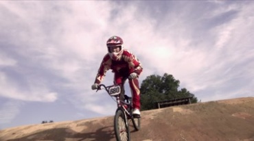 山地越野自行车极限飞跃运动视频素材