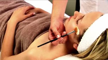 SPA脸部护理涂面膜教学视频素材