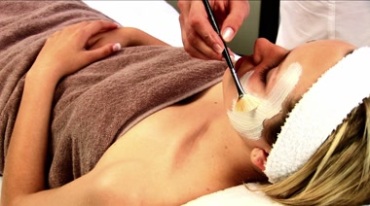 SPA脸部护理涂面膜教学视频素材