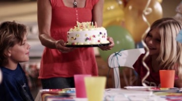 小孩生日端上来生日蛋糕视频素材