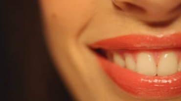 女性微笑露出洁白牙齿嘴角上扬局部特写镜头视频素材