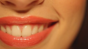 女性微笑露出洁白牙齿嘴角上扬局部特写镜头视频素材