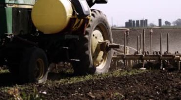 拖拉机犁地耕地视频素材