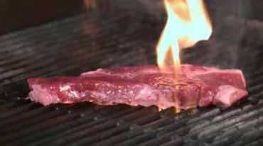 烤制牛排冒油火焰特写视频素材