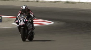 摩托车赛车在赛道里压弯倾斜转弯特写镜头视频素材