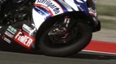 摩托车赛车在赛道里压弯倾斜转弯特写镜头视频素材