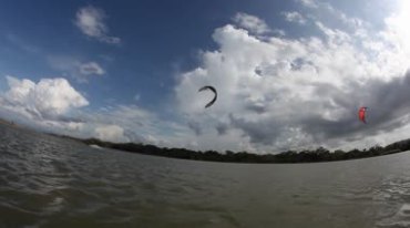 滑翔伞水上冲浪飞跃视频素材