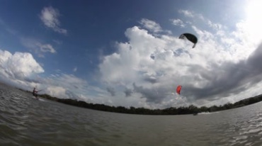滑翔伞水上冲浪飞跃视频素材