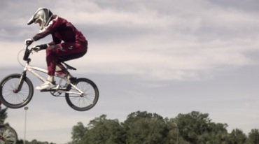 越野自行车骑手赛车服空中飞越慢动作镜头视频素材