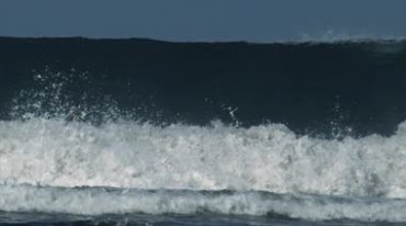 惊涛骇浪冲浪运动视频素材