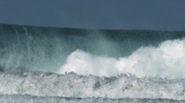 惊涛骇浪冲浪运动视频素材