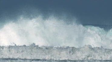 惊涛骇浪冲浪运动视频素材