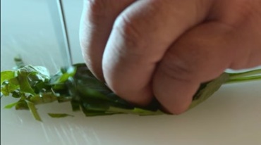 厨房刀切香菜视频素材