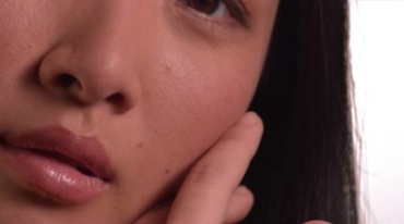 女人脸部皮肤粗糙暗淡色斑视频素材