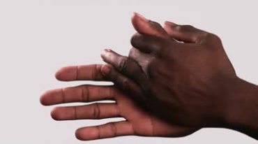 黑人双手握在一起揉搓动作特写镜头视频素材
