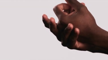 黑人双手握在一起揉搓动作特写镜头视频素材