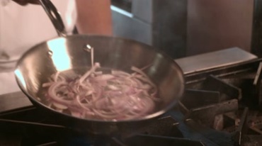 厨师翻炒洋葱做西餐视频素材