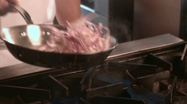 厨师翻炒洋葱做西餐视频素材