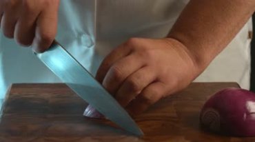 厨师切碎洋葱特写镜头视频素材