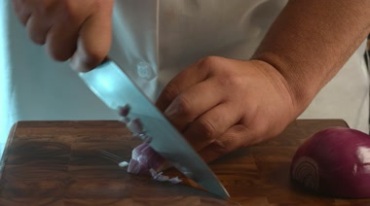 厨师切碎洋葱特写镜头视频素材