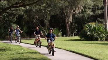 外国小孩在公园里骑自行车单车视频素材