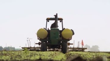 农业拖拉机犁地翻地耕种场景视频素材