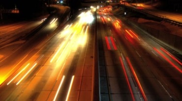 马路上穿梭的车流，车灯连成线视频素材