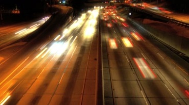 马路上穿梭的车流，车灯连成线视频素材