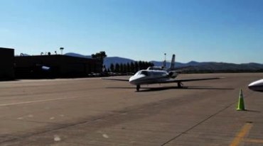 机场停机坪缓慢滑行的公务舱小型飞机视频素材
