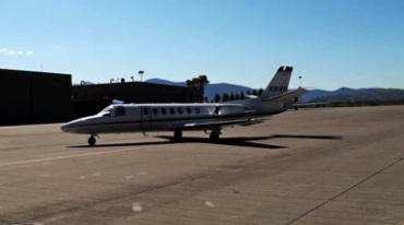机场停机坪缓慢滑行的公务舱小型飞机视频素材