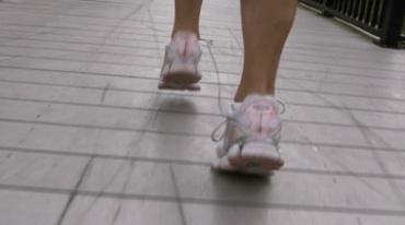 穿运动鞋晨练锻炼跑步特写镜头视频素材