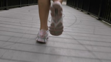 穿运动鞋晨练锻炼跑步特写镜头视频素材