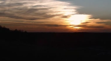 夕阳背景下的摩托车飞越特技极限运动视频素材