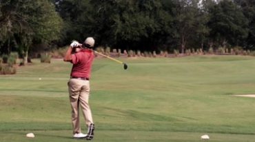 高尔夫球场挥杆打球休闲运动视频素材