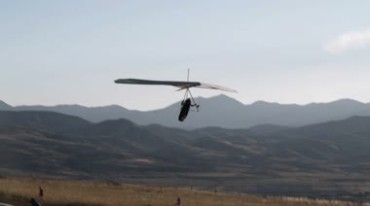 滑翔伞降落视频素材