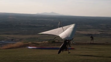 滑翔伞降落视频素材