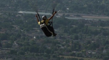 高空滑翔伞降落伞拉线操作视频素材