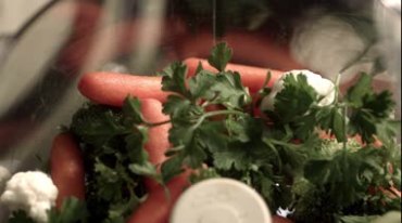 蔬菜果蔬水果沙拉搅拌搅碎旋转慢镜头视频素材