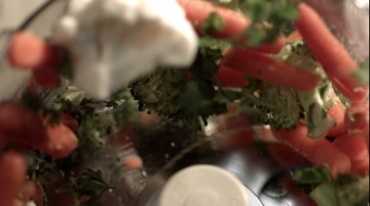蔬菜果蔬水果沙拉搅拌搅碎旋转慢镜头视频素材