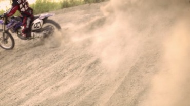 极限越野摩托车山地摩托转弯尘土飞扬视频素材